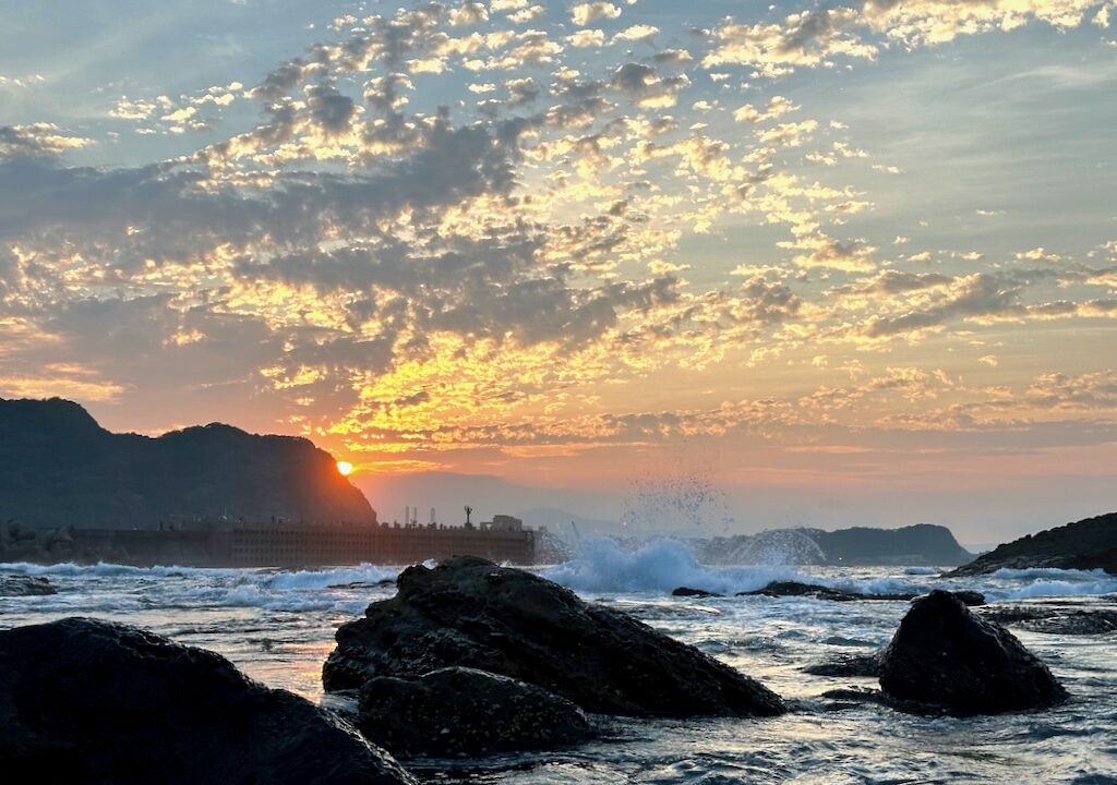 親子景點【基隆大坪海岸】｜潮間帶抓魚蟹還有超美夕陽海景