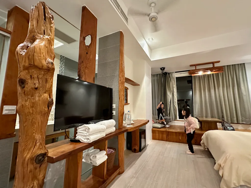 親子旅館【香格里拉休閒農場】房間盪鞦韆，古早味童玩，漫步山林賞美景